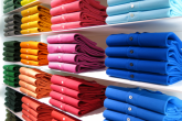 Coleção de camisas polo Lacoste masculino e feminino.